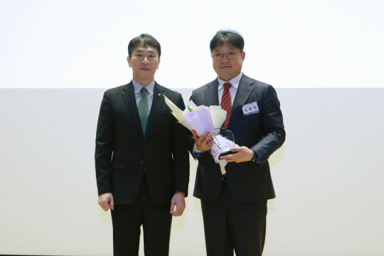 김중현(왼쪽) 메리츠화재 대표가 이복현 금융감독원장과 함께 지난 26일 서울 영등포구 금융감독원에서 열린 '1사1교 금융교육' 우수사례 시상식에서 수상 후 기념촬영을 하고 있다. [메리츠화재 제공]